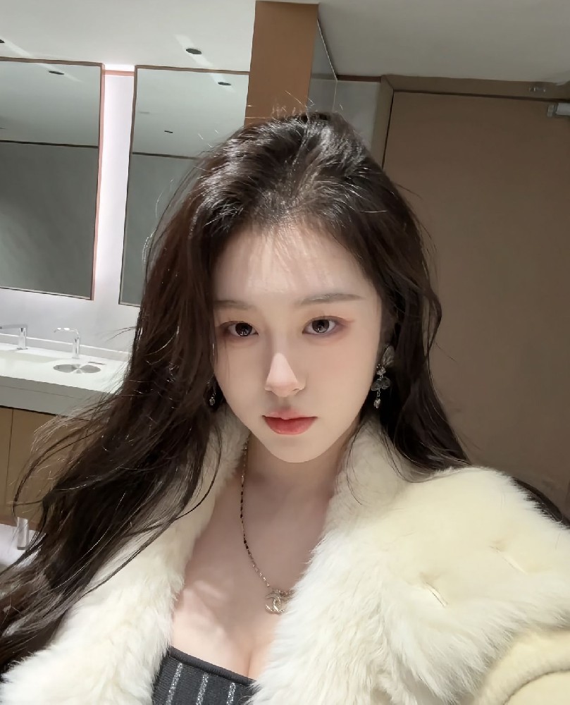 正是实时3D作品才具备的「摄影机功能」